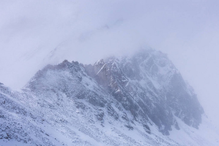 雾在东部 Sayans 山