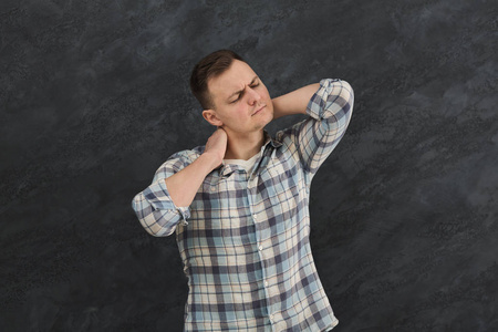 不快乐的人患有颈部或肩膀痛照片