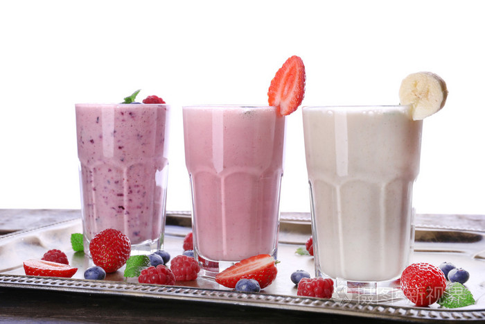 白色背景上的奶昔