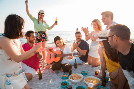 夏季假日概念多文化的一群朋友在沙滩上聚会快乐的年轻人在暑假里庆祝