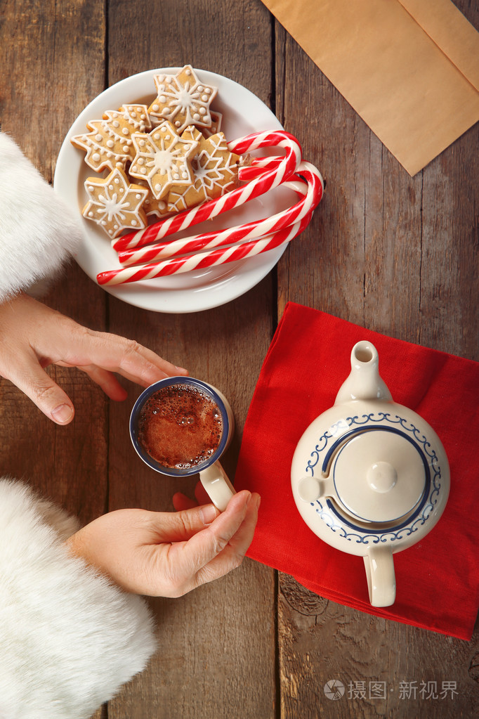 圣诞节的概念圣诞老人有一顿饭美味饼干和杯咖啡在木制的背景下关闭