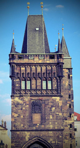 布拉格在捷克共和国塔在查尔斯桥梁其中一个欧洲首都的最重要的纪念碑以古色古香的作用突出建筑形式