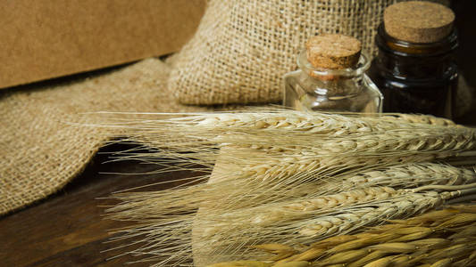 水稻燕麦和小麦背景木桌