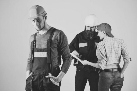 准将雇佣工人签合同摄影图