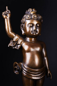 年轻的王子悉达多乔达摩.在黑色背景下被隔离的金属制成的图照片