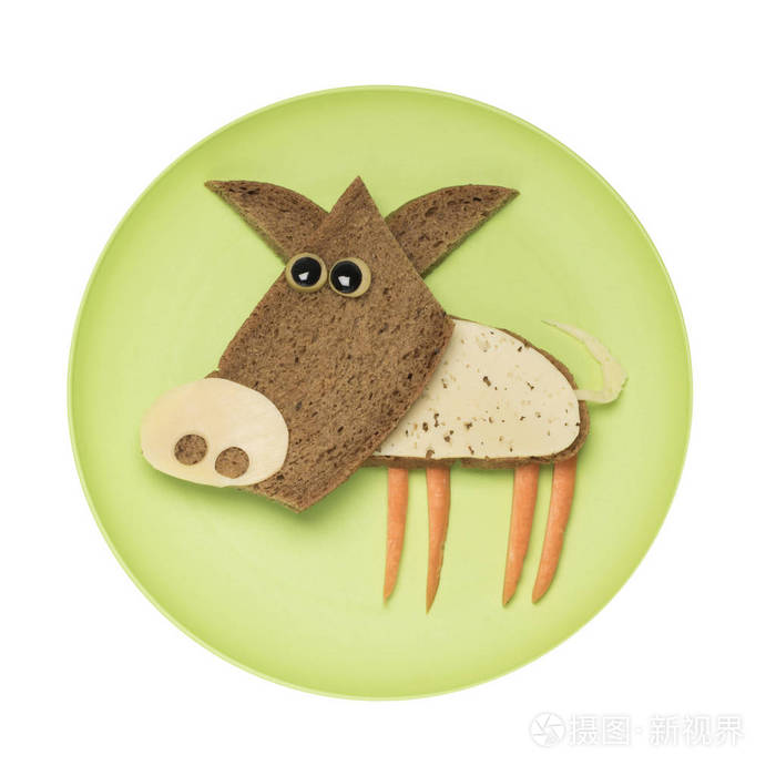 在盘子里用面包和奶酪组成的猪