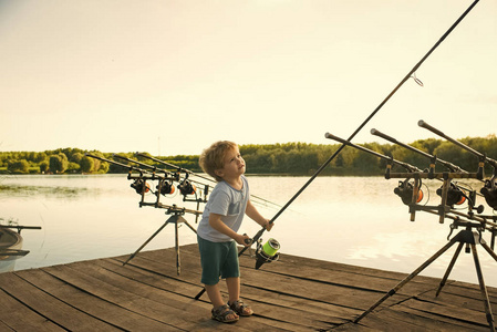 快乐的孩子玩得开心。木制码头钓鱼竿垂钓儿童