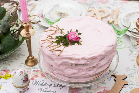 与玫瑰粉色蛋糕