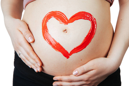 有红色心脏标志的孕妇。孕妇腹部