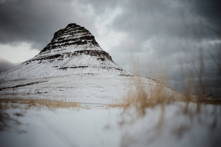 Kirkjufell, 冰岛在冬天的中间有很多雪