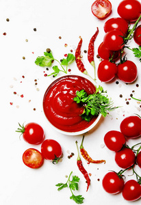 香辣番茄酱配香草, 辣椒和樱桃西红柿在碗上的白色食物背景, 顶部视图
