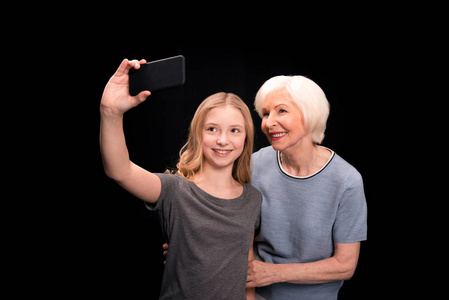 祖母和孙女考虑自拍照