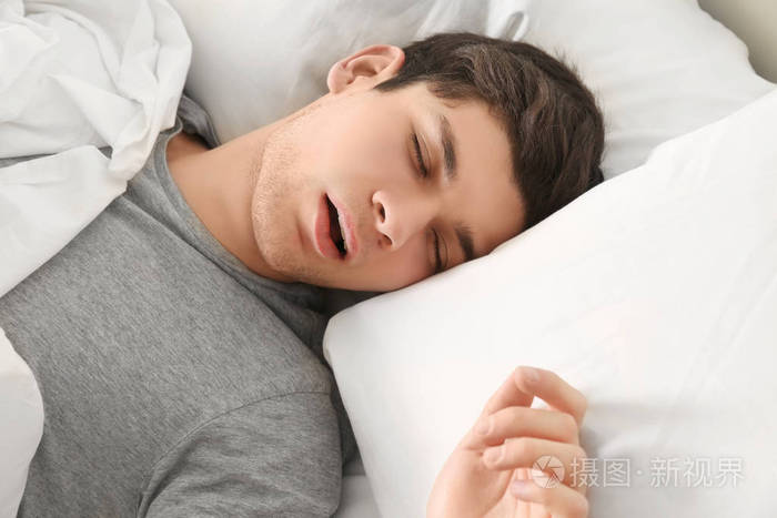 睡在床上的男人照片-正版商用图片0oxesb-摄图新视界