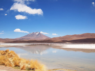 与前一座火山湖高原景观