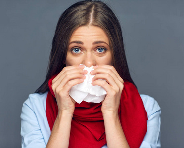 过敏或感冒病妇女持有纸组织