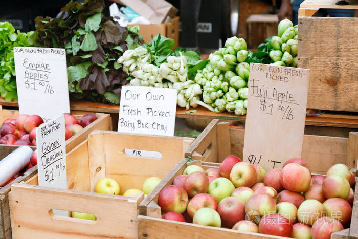 苹果在夏季户外农贸市场。健康和当地食物和社区概念。水平