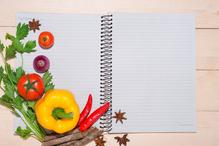 笔记本和新鲜的蔬菜