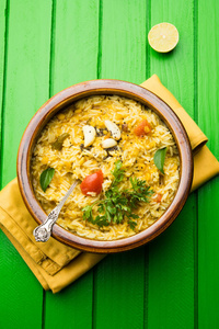 dal khichadi 或 dal khichdi，受欢迎的印度食品。选择性的焦点
