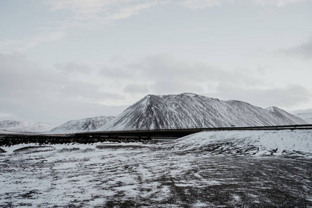 一座桥穿过积雪覆盖的 Snaefellsnes, 冰岛的风景