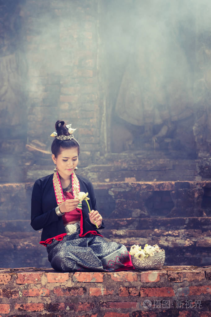 古代泰国美女的复古服饰泰国风格的坐