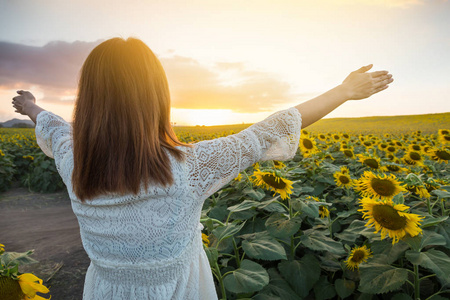 夏日女孩在花丛中欢快.