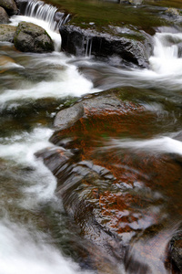 岩流中流过的水