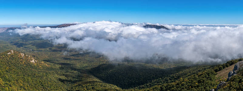 雾在克里米亚的山谷