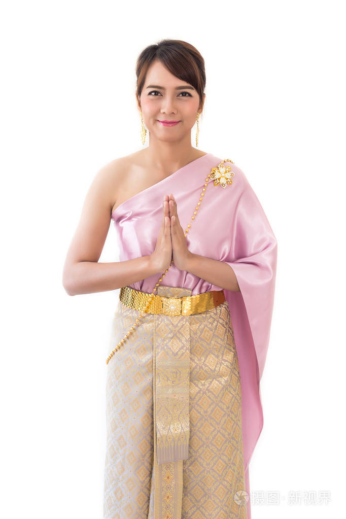 妇女在白色背景穿着传统布料泰国或泰国礼服隔绝萨瓦斯蒂问候或欢迎
