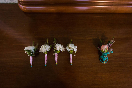 婚礼鲜花和漂亮的鞋子装饰，婚礼上，新娘的美丽