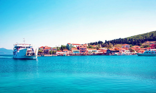 美丽的风景与海湾和渡轮在 Nydri, 莱夫卡达, 希腊。令人惊叹的迷人的地方。著名的旅游城市