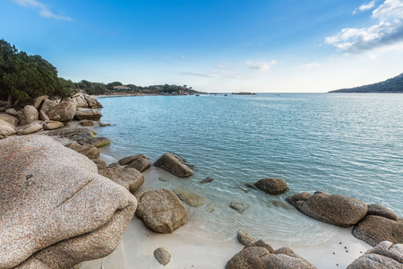 在绿松石海在圣朱利亚海滩在科西嘉岛的巨石