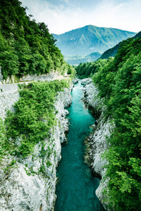 斯洛文尼亚河边的翡翠和蓝色水域