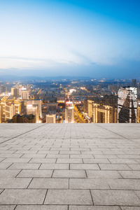 城市景观和美丽夜景的重庆视图从空的沥青路面上