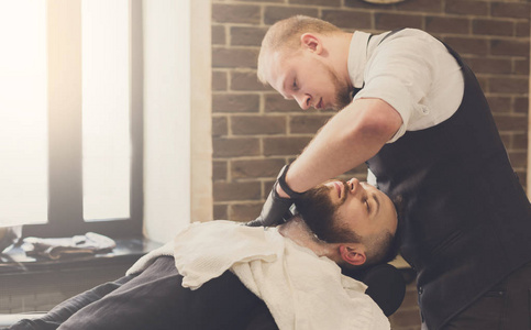 男人的发型师在理发店理发图片