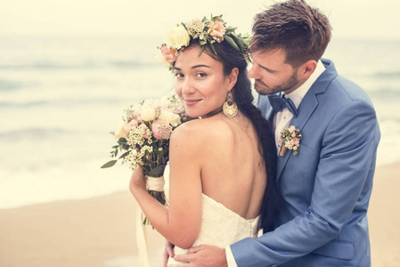 年轻夫妇在海滩结婚