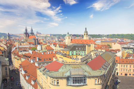 老城广场的美丽景色, 捷克共和国布拉格的 Tyn 教堂和圣圣维特大教堂