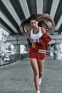 运动服装跑步的女人