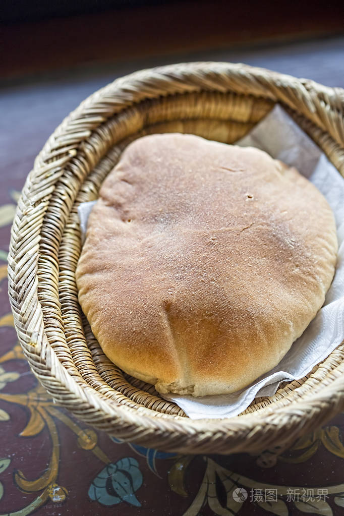 在餐厅的皮塔饼面包照片-正版商用图片0oxre4-摄图新视界