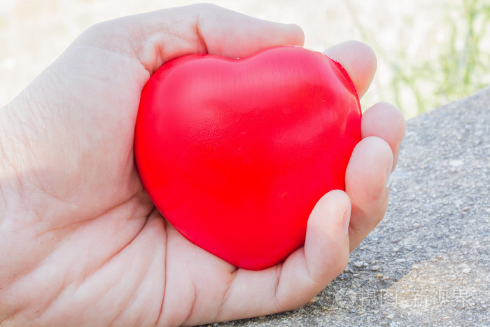 手中的大红色的心