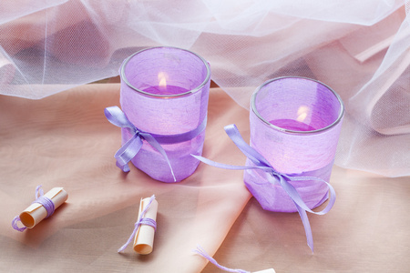 两个芳香蜡烛在玻璃烛台用薰衣草纸桌上关闭