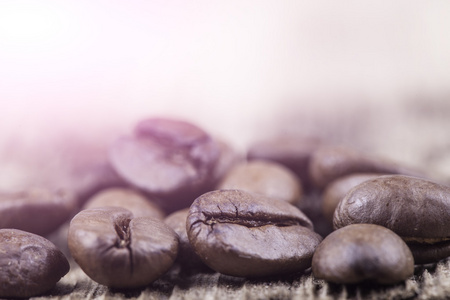 颗粒的咖啡上粗糙的木质表面特写