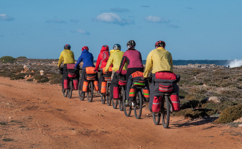 一群自行车车手骑用背包沙滩山地自行车