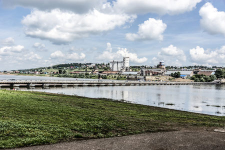 Birsk 市。城市景观从浮桥