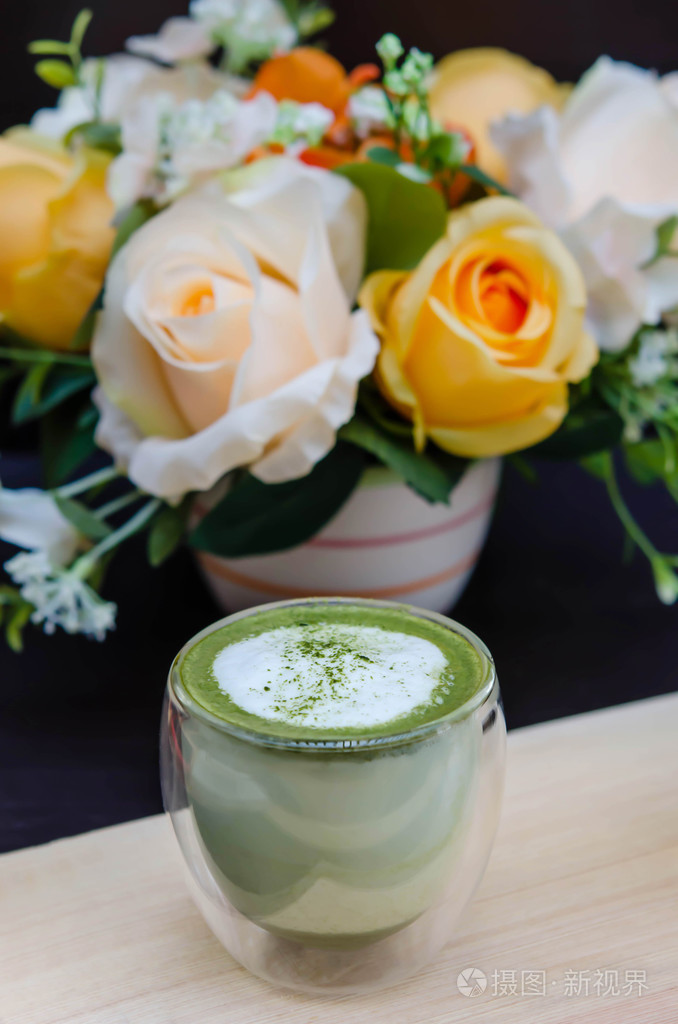 杯绿茶拿铁咖啡