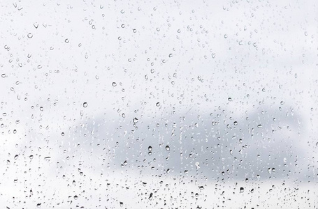 雨水滴落在蓝色的水面上