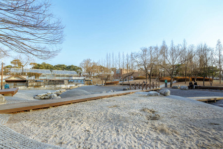 Seonyudo 公园位于韩国首尔的风景。公园里用于过滤的植物，因此工业的外观，但被转换了成生态公园