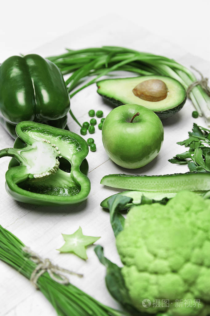 白色背景有机新鲜绿色食品