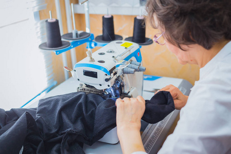 工作室缝制缝纫机专业裁缝缝制衣服