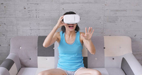 女人在家里穿着 Vr 设备