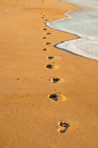 人在沙滩上的脚印照片